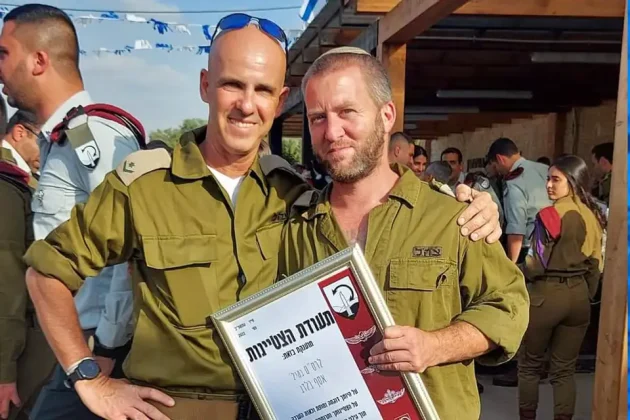 אסף בלדב , אלבום פרטי אסף בלדב (משמאל) ומפקדו עמישר בן דוד ז"ל.
